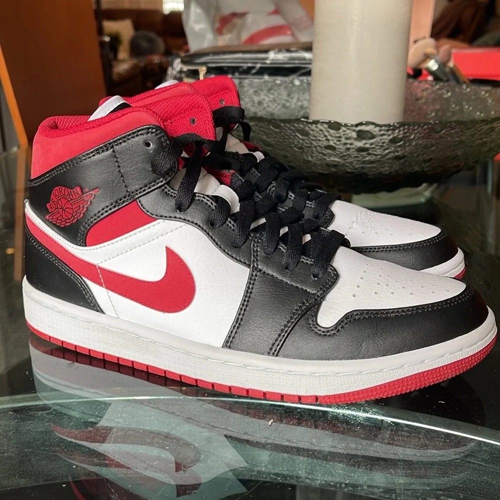 Air Jordan 1 Mid White/Gym Red/Black 554724-122 Size 9 ❤️🤍🖤